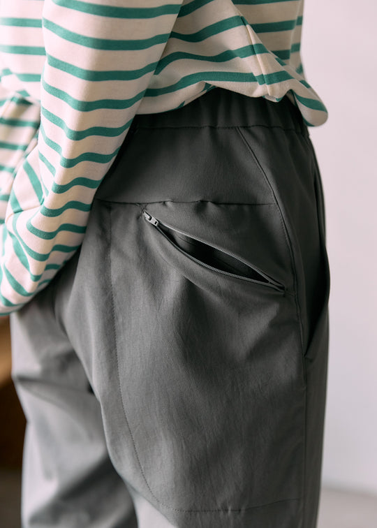 後ろポケットは片側のみに配置し、ジョガー本体を収納できるパッカブルポケットとしても活躍します。パッキングしたときにはカラビナをつけられるループも付いていて、旅のお供にいかがでしょう。