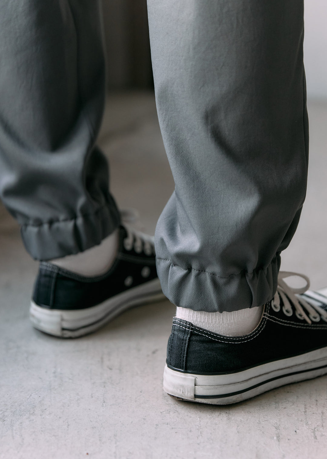 太ももからふくらはぎに膨らみを持たせて足首で絞っているので、レギンスやタイツとの相性もバツグン。動きを制限せずに、ボトムインナーを履くことができます。