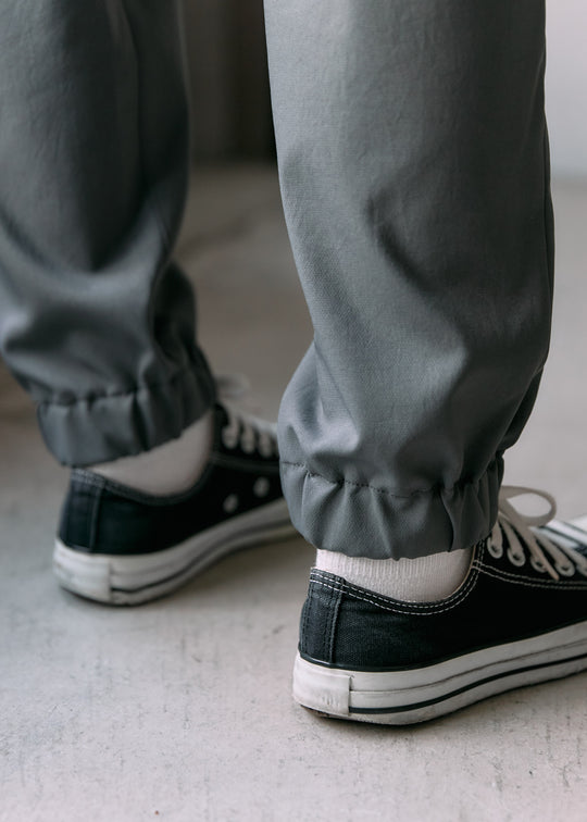 太ももからふくらはぎに膨らみを持たせて足首で絞っているので、レギンスやタイツとの相性もバツグン。動きを制限せずに、ボトムインナーを履くことができます。