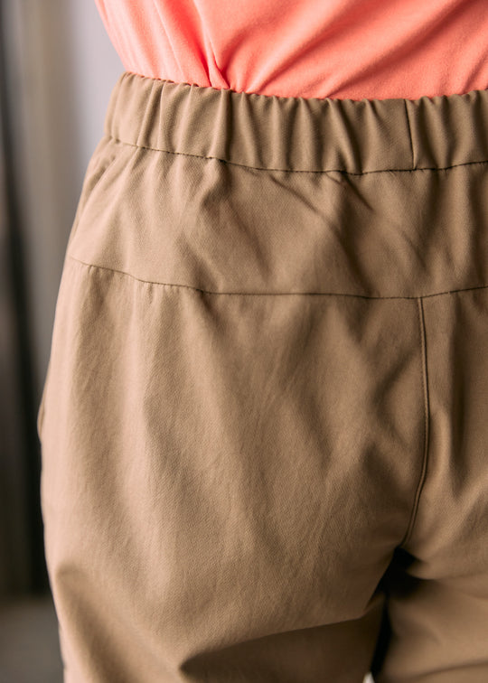 後ろポケットは片側のみに配置しており、左側は見た目にもスッキリとした仕上がりになっています。