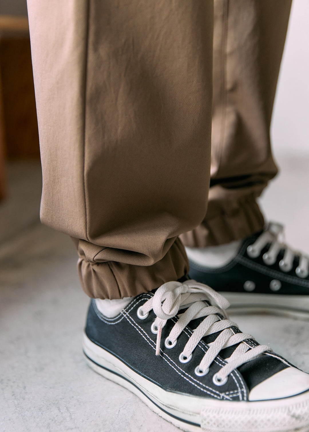 お好みの裾の長さに合わせられるように二つのレングスを用意しているので、様々な体型の人にフィットします。この写真はS(Long)を履いています。