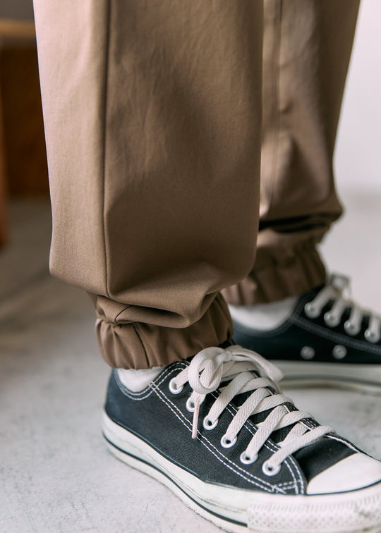 お好みの裾の長さに合わせられるように二つのレングスを用意しているので、様々な体型の人にフィットします。この写真はS(Long)を履いています。