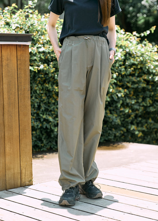 Khaki / ｍodel:163cm 着用サイズ:M *ウエスト部分のドローコードに仕様変更がございます。着用の写真ではなく、物撮りの写真が正しい仕様ですのでご注意ください。