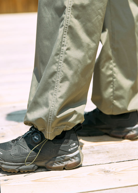 Khaki / ｍodel:163cm 着用サイズ:M 裾の絞りを効かせることで2パターンのシルエットを楽しむことが可能。