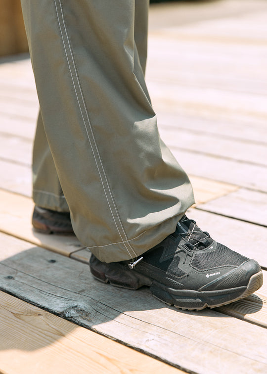 Khaki / ｍodel:163cm 着用サイズ:M 裾の絞りを効かせることで2パターンのシルエットを楽しむことが可能。