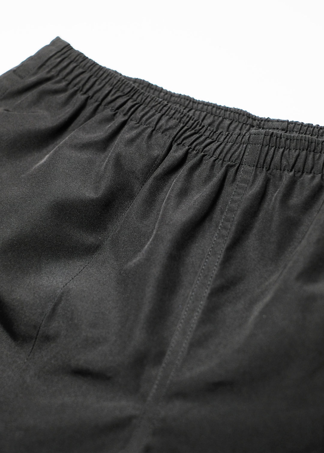 タフタ調の光沢のある風合いが、アーバンユースでも活躍。