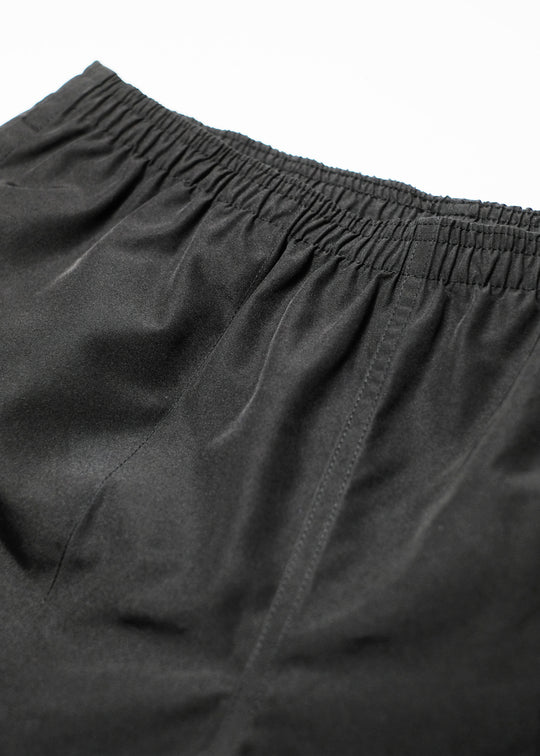 タフタ調の光沢のある風合いが、アーバンユースでも活躍。