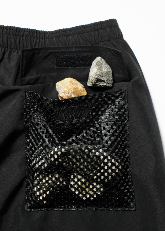 後ろポケットにメッシュ素材のゴミ拾い用ポケットが加えられています。