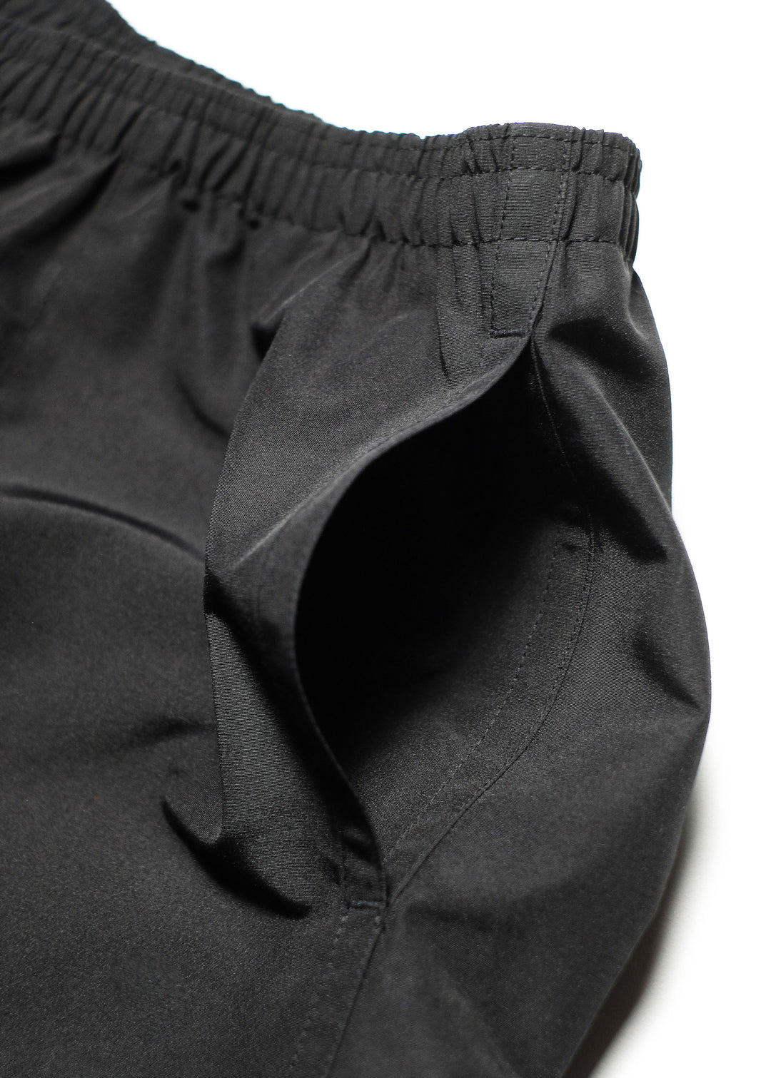 身頃生地は撥水加工が施されており、少し濡れたゴミを拾ったとしても、湿気を通しにくい仕様となっています。